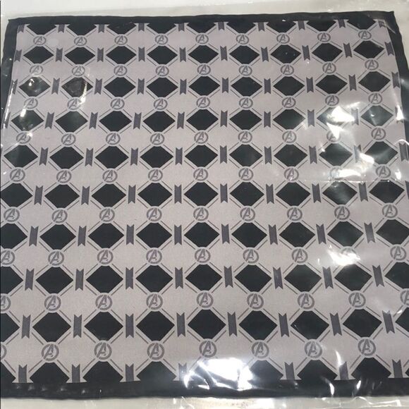 New Marvel Avengers 100% Silk Pocket Square - Picture 1 of 3